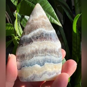 Blue fluorescent fluorite teardrop (b) | crystal